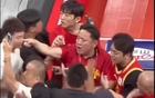 总决赛G5爆发激烈冲突，上海球迷情绪失控辱骂楼明，现场场面一度混乱，知情人士透露事件背后更多细节真相